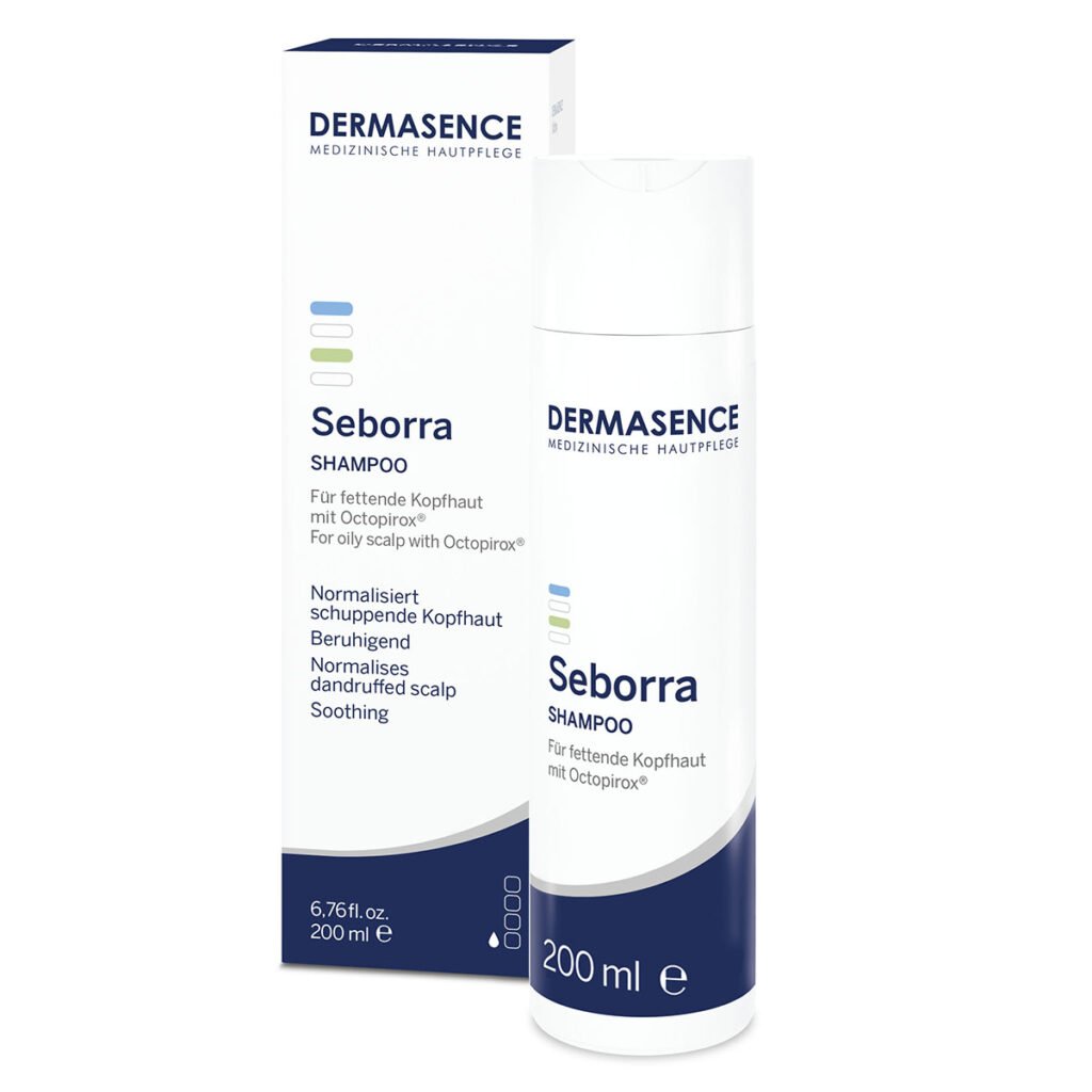 Witte 200ml Dermasence Seborra Shampoo fles met donkerblauwe pomp, ontworpen voor vette hoofdhuid, roos en jeuk.